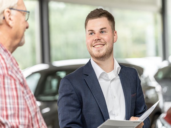 Autohaus Lorenzen – Beratungssituation mit Verkäufer und Kunde neben einem Auto