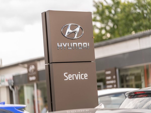 Autohaus Lorenzen – Pylon Hyundai Service vor dem Firmengebäude